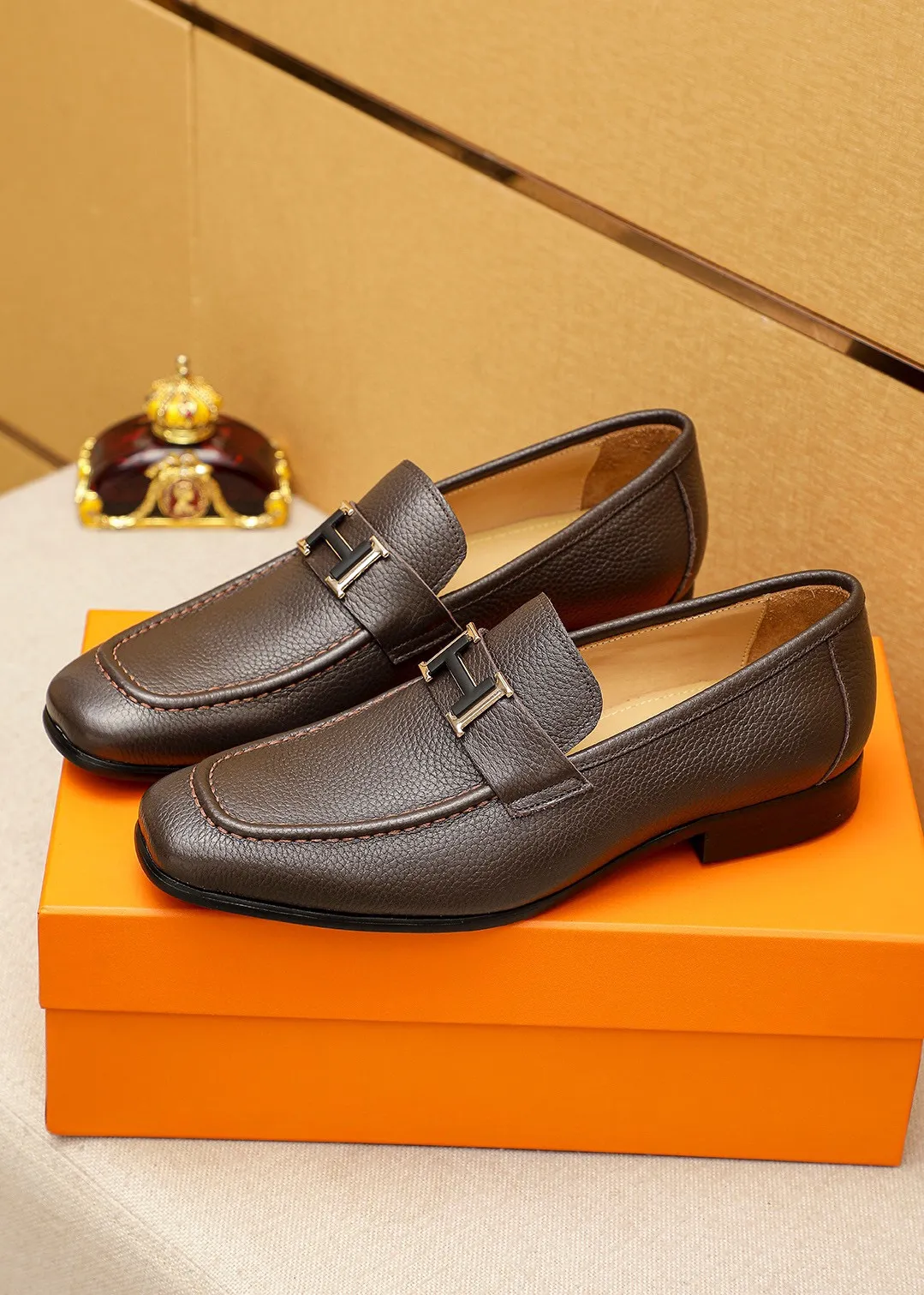 Men's shoes 💰460 💐 Product trademark: HERMES "Hermès" casual leather shoes Regular size: 38-44 (45.46🉑️customized) Product materials: Selected imported first-layer pebbled calfskin upper + luxury hardware buckle, imported water-dyed 🐂 cowhide lining. Strong three-dimensional visual effect, combined outsole Color: 2⃣️seed leather materials optional